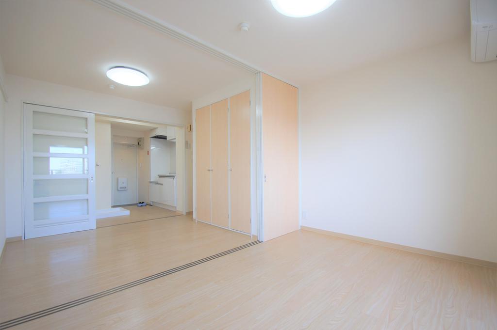 居室・リビング　洋室は6帖と4.5帖。天井の照明器具は備え付けです。