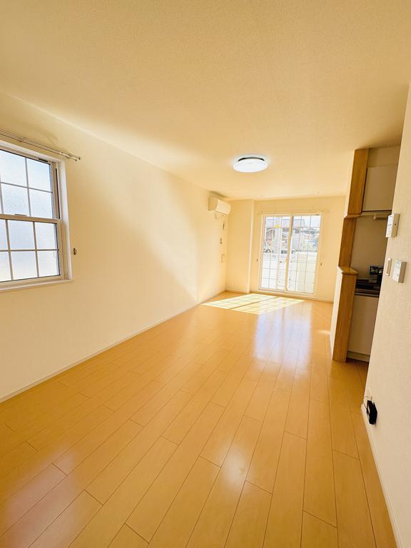 居室・リビング　※画像と反転タイプのお部屋です　※102には小窓がありません