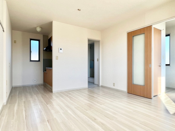 その他部屋・スペース　白色系のリビングで清潔なイメージ。家具選びが楽しめます。