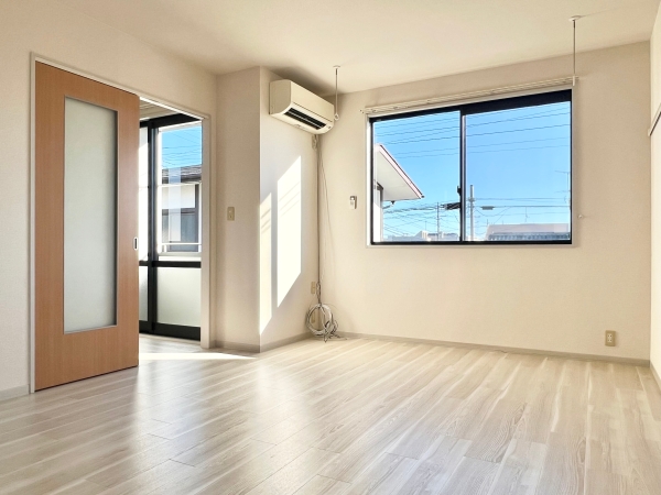 居室・リビング　明るく広々リビングはダイニングテーブルとソファーを設置可