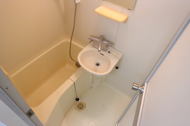 バス・シャワールーム　ゆっくり足をのばして入れます