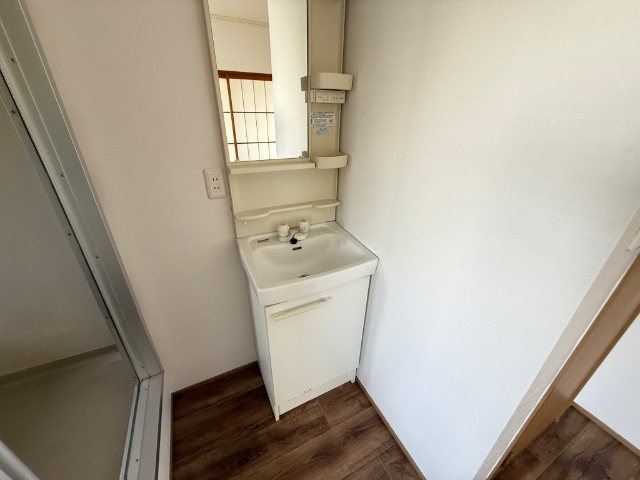 洗面設備　新品洗面化粧台を設置。　毎日の身支度が楽しくなります。