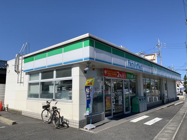 コンビニ　ファミリーマート（コンビニ）まで200m
