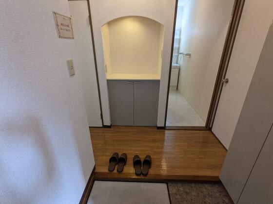 玄関　以下　左右反転同タイプ２０１号室の写真です