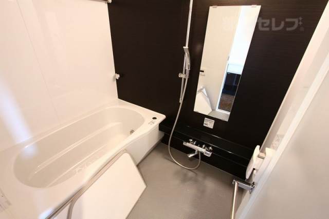 バス・シャワールーム　大きな鏡、浴槽が嬉しいお風呂です。