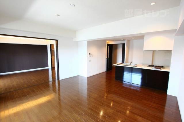 居室・リビング　シックな色合い、オシャレなリビング