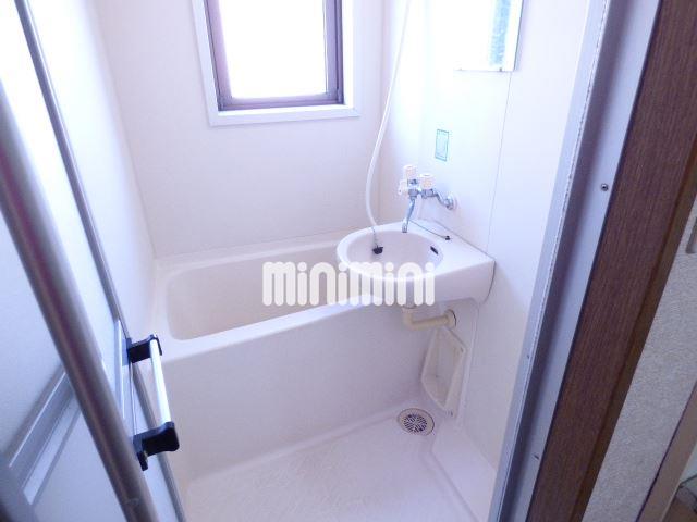 バス・シャワールーム　窓付きのお風呂は換気ができてオススメです