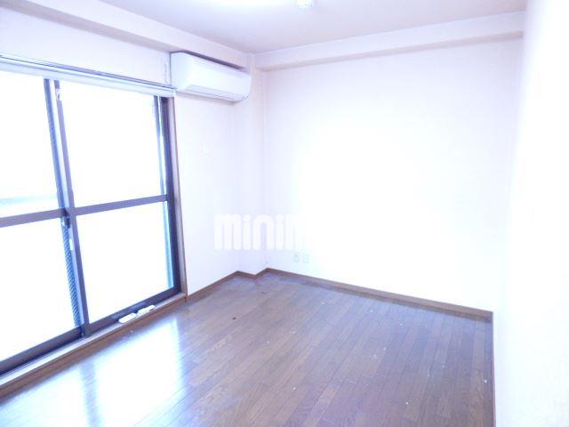 居室・リビング　エアコン、照明付きのお部屋です