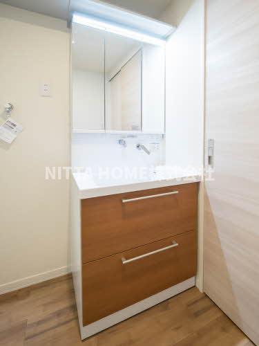 洗面設備　三面鏡付き洗面台もありますよ♪