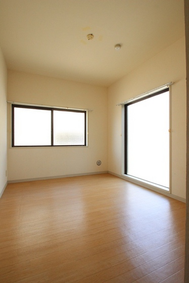 居室・リビング　※別の部屋の写真です。