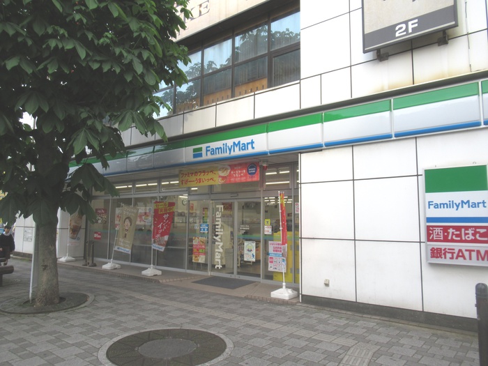 コンビニ　ファミリーマート（コンビニ）まで400m