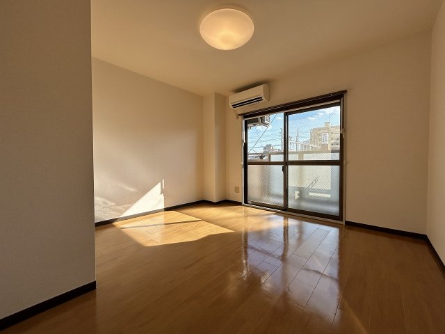 居室・リビング　こちらの居間で趣味の時間をお楽しみください