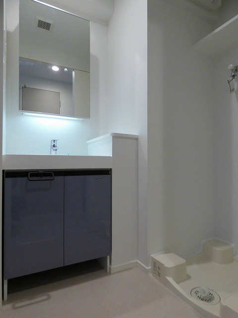 洗面設備　フローリング・建具の色は要確認