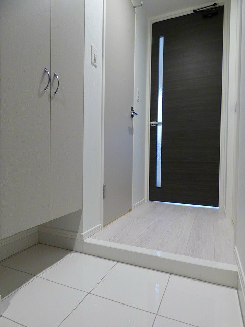 玄関　フローリング・建具の色は要確認