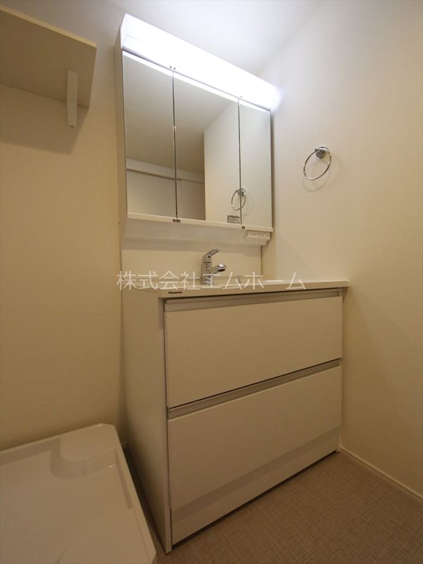 洗面設備　脱衣所　独立洗面台（シャンプードレッサー付）収納スペース有