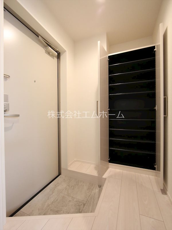 玄関　玄関　シューズボックス付（収納充実してます）