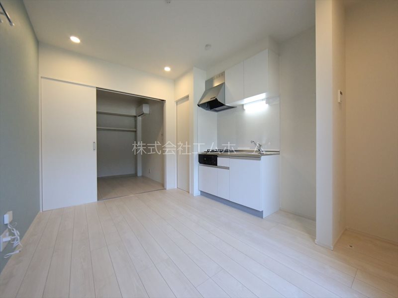 居室・リビング　ＬＤＫ8帖　システムキッチン　エアコン完備