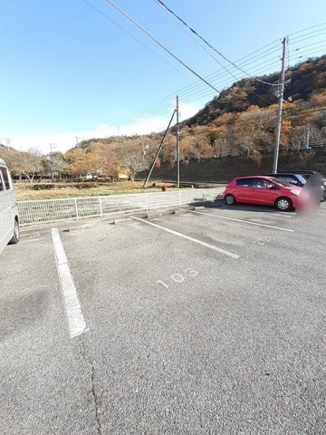 駐車場　駐車場があるので、車を買う予定の方も安心です