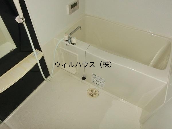 バス・シャワールーム　浴室乾燥機、追い焚き機能付きバス！