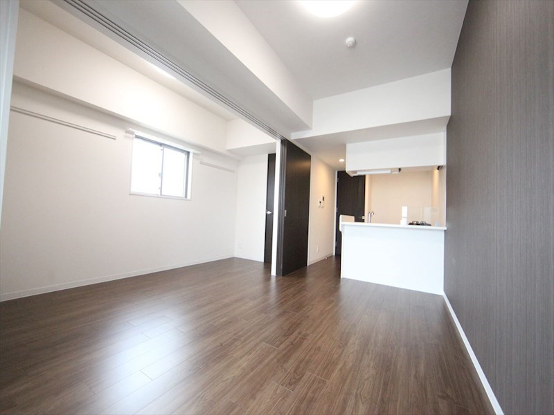 居室・リビング　ＬＤＫ10.2帖　洋室4.8帖　つなげても仕切っても使えます