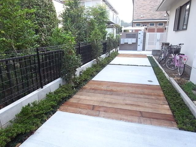 その他　植栽　枕木のおしゃれなアプローチ