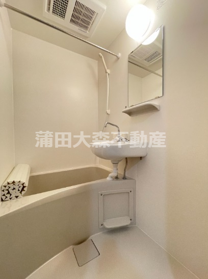 バス・シャワールーム　浴室乾燥機付きのバスルーム　お風呂