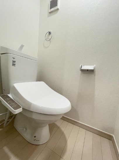 トイレ　温水洗浄便座付きのトイレ