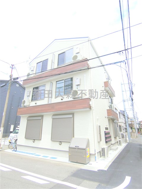 建物外観　2024年4月築　木造地上3階建て総戸数11戸オートロック付