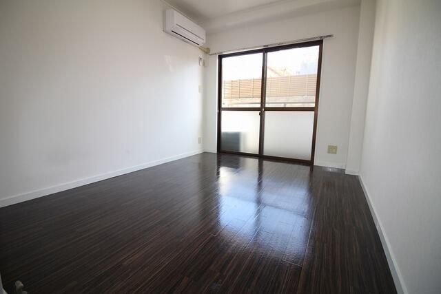 居室・リビング　こちらのリビングで趣味の時間をお楽しみください