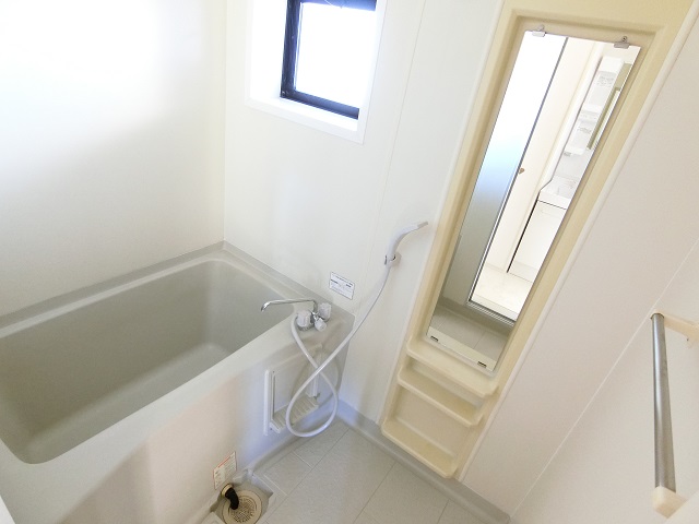 バス・シャワールーム　落ち着いた空間のお風呂です