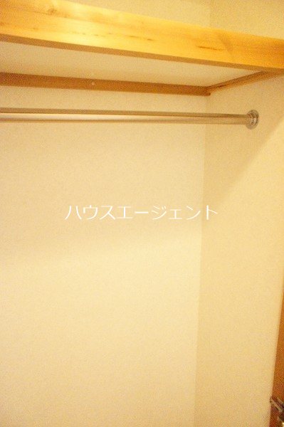 収納　クローゼットは奥行きあり。たっぷり入ります。