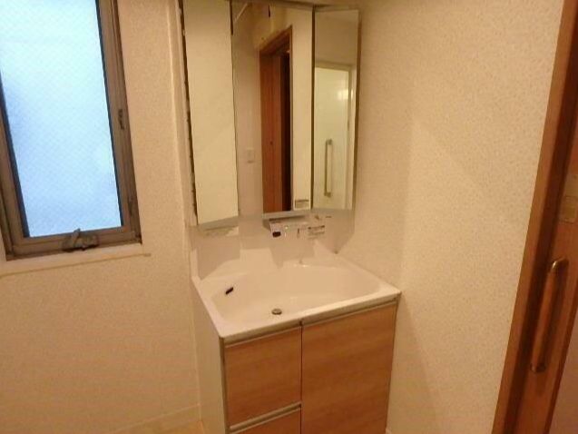 洗面設備　独立洗面台、朝の身支度には欠かせません