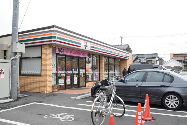 コンビニ　セブンイレブン（コンビニ）まで496m