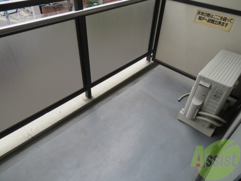 バルコニー　バルコニーつきのお部屋なので、晴れた日にはお布団が干せます。