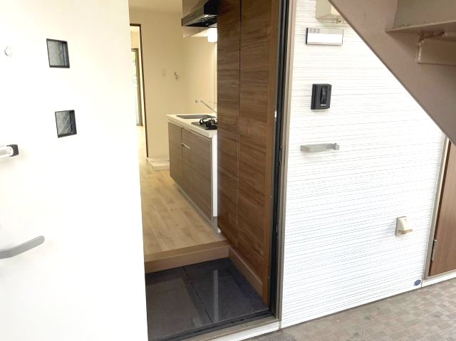 玄関　傘などを掛けられる便利な多目的エントランスフック付き