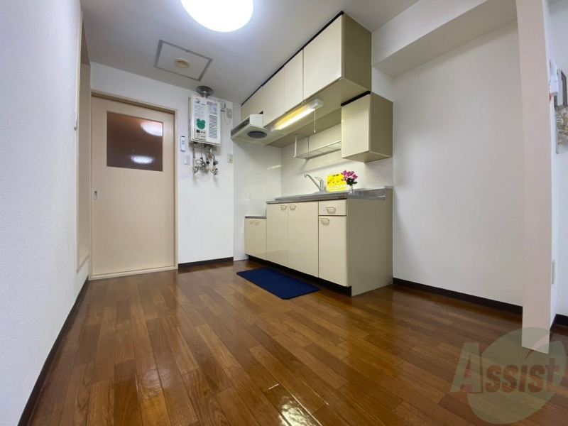 居室・リビング　白さが清潔感を出してくれます。お部屋も明るいですね。