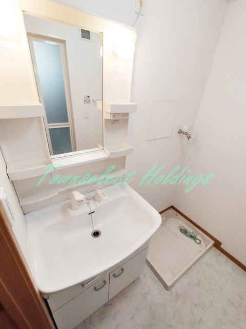 洗面設備　明るい洗面所です