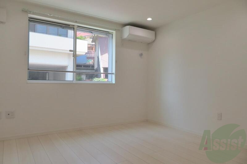 居室・リビング　白を基調とした明るいお部屋です。清潔感があっていいですね。