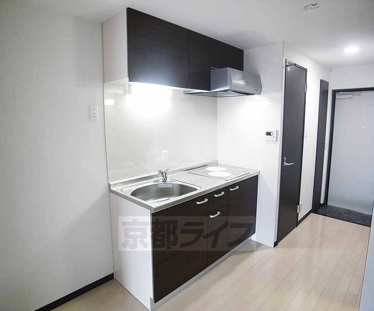 キッチン　二口のＩＨコンロ付き。