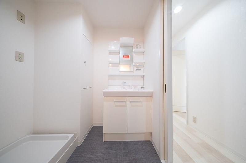 洗面設備　独立洗面台です。（同タイプイメージです）