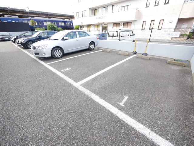駐車場　★敷地内駐車場も広めに取られています★