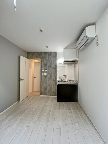 居室・リビング　落ち着いた色合いの床材を使用した居住空間です。