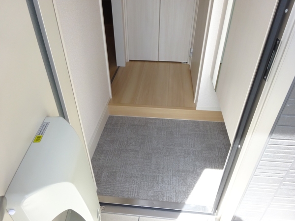 玄関　玄関を入るとホールがあります