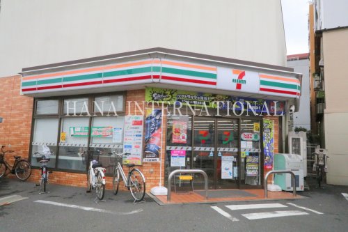 コンビニ　セブンイレブン（コンビニ）まで819m