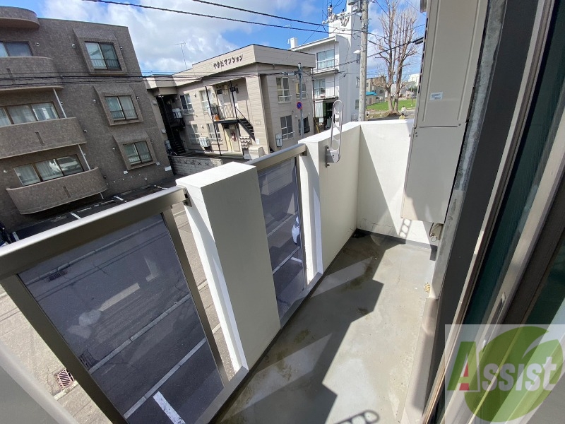 バルコニー　窓からの日光は気持ちを明るくしてくれますね！
