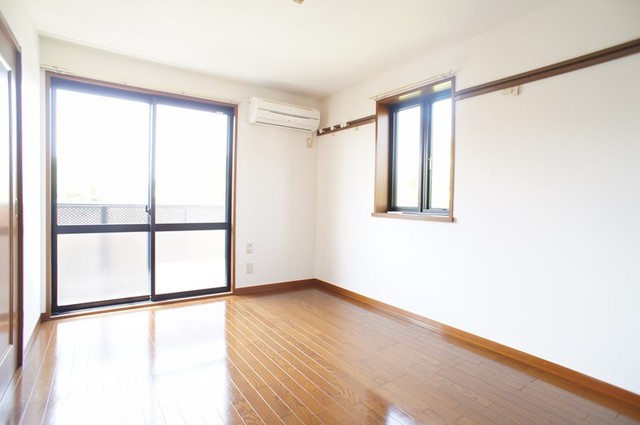 居室・リビング　２階角部屋２面採光の明るいお部屋です！