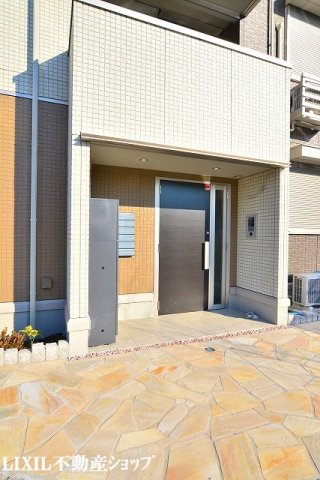 エントランス　オートロック機能付のエントランスです。