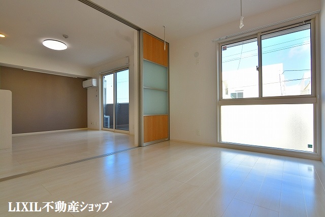 その他　東側６帖の洋室です。