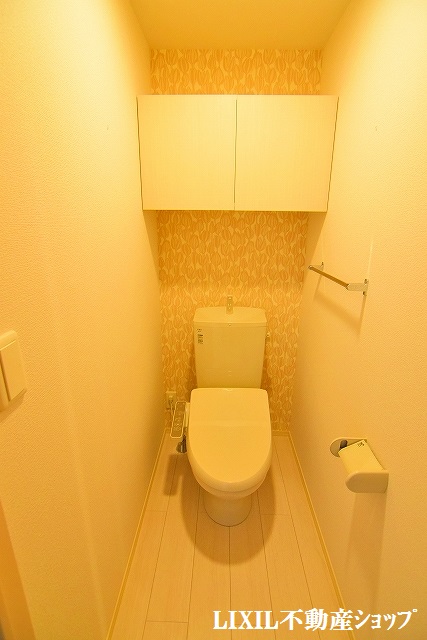 トイレ　上部に収納がある温水洗浄暖房便座付のトイレです。