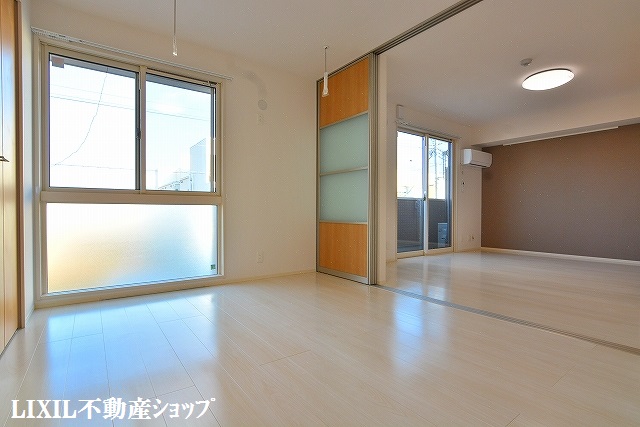 収納　東側６帖洋室のクローゼットと物入収納です。
